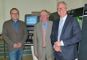 Digitalisierung und Attraktivität für die bertriebliche Ausildung sind nach Auffassung von Kreishandwerksmeister Heinz-Bernd Lohmann (li.), CDU-Bundestagsabgeordneter Reinhold Sendker (mi.) und KH-Hauptgeschäftsführer Frank Tischner (re.) wichtige Themen zur Stärkung der Region. (Foto: Kreishandwerkerschaft Steinfurt-Warendorf)