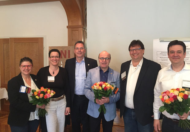 Blumen für das bisherige Führungsteam überreichte der Chapterdirektor des BNI Leineweber in Bielefeld Architekt Karl-Josef Klasen (3. v. l.). Zum neuen Team gehören auch: Möbeldesignerin Marion Körkemeier als Mitgliederkoordinatorin (2. v. l.), EDV- Experte Andreas Fißenebert als Schatzmeister (5. v. l.) (Foto: Holger Schmidt)