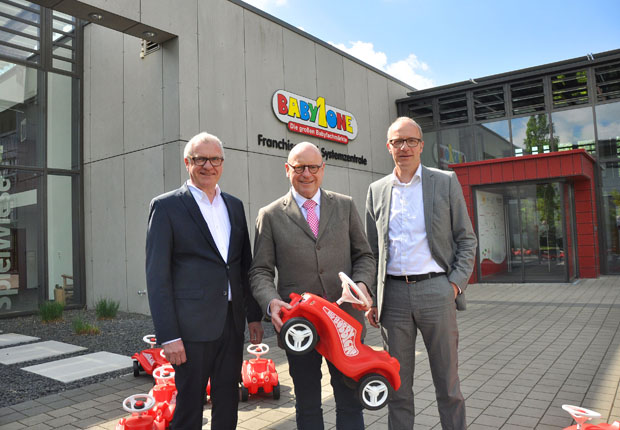 Münsters Oberbürgermeister Markus Lewe (Mitte) pflegt den Kontakt zur Wirtschaft. Jetzt besuchte das Stadtoberhaupt mit Dr. Thomas Robbers (r.) von der Wirtschaftsförderung den BabyOne- Firmenchef Wilhelm Weischer (l.). (Foto: WFM Münster)