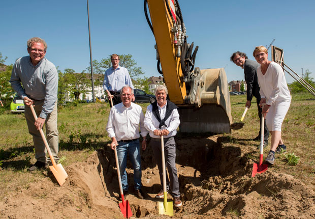 Jetzt geht’s los! Zum symbolischen ersten Spatenstich für DAS_FLEX griffen (v.l.) die Bauunternehmer Christian Staub und Klaus Scholle, Werner Hülsmeier (PLAN.CONCEPT), Friedhelm Spiekermann (Vorstand Flex AG), Osnabrücks Stadtbaurat Frank Otte und Afra Creutz (PLAN.CONCEPT) zum passenden Handwerkszeug. (Foto: konsequent PR)