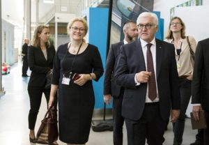 Tauschten sich in den Niederlanden intensiv zu Fragen des digitalen Wandels und weiteren gesellschaftlichen Themen aus: Elke Eckstein (2.v.l.) und Bundespräsident Frank-Walter Steinmeier hier bei einem Rundgang im Gründerzentrum „Yes!Delft“. (Foto: Bundesregierung / Sandra Steins)