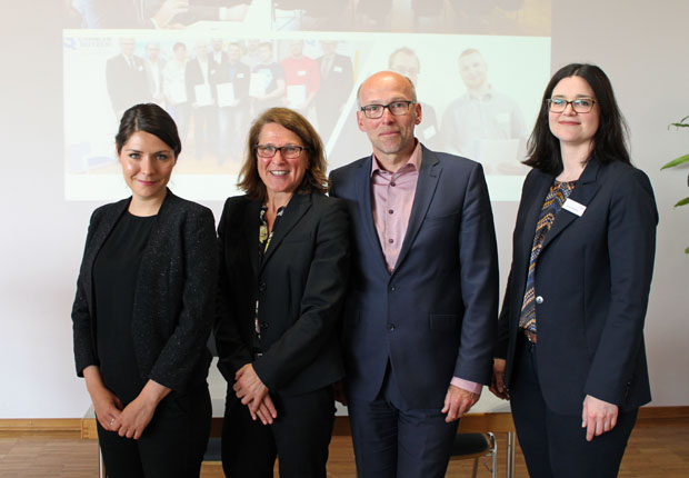 Gemeinsam gegen den Fachkräftemangel: Carolin Ruppert (DIHK Service GmbH), Silvana Bluhm (Stiftung Bildung & Handwerk), Klaus Bourdick (IHK Arnsberg) und Sonja Becker (SBH West GmbH). (Foto: Stiftung Bildung & Handwerk)