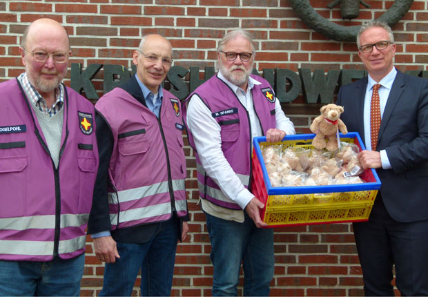 (v.l.) Friedrich Vogelpohl, Martin Kofoth und Michael Spanke von der Notfallseelsorge im Kreis Warendorf freuten sich über die HandwerkBären, die KH-Hauptgeschäftsführer Frank Tischner als Spende übergab. (Foto Kreishandwerkerschaft Steinfurt-Warendorf)