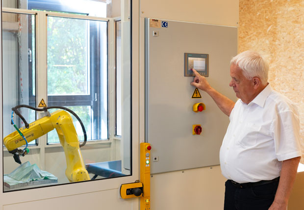 Unternehmensgründer und Geschäftsführer Heinfried Watermann beim symbolischen Start des Robotereinsatzes im Oxiegen-Werk Bad Lippspringe. (Foto: Oxiegen GmbH)