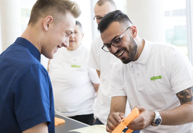 Nuschin Murad, Auszubildender zum Maschinen- und Anlagenführer, steht auf dem Tag der Ausbildung mit Rat und Tat zur Seite. (Foto: WAGO)