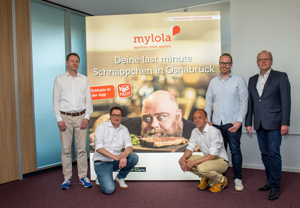 Geben den Startschuss für die neue „last minute“-Plattform mylola: (V.l.) Björn Fuhrmann (mindQ), Maik Blome (Stadtwerke), Olaf Gerlach (mindQ), Thomas Teepe und Werner Linnenbrink (beide Stadtwerke.). (Foto: Stadtwerke Osnabrück / Jessica Fischer)