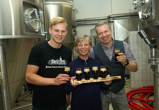 Erster Collaboration Brew Privat-Brauerei Strate mit dem Braumeister Christian Mönnig, im Craftbeer Keller der Stratosphäre in Detmold. (v.l.) Marvin Sanchez, Friederike Strate, Christian Mönnig. (Foto: Privat-Brauerei Strate)