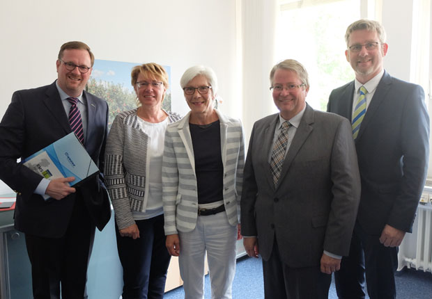 Wachstumsregion Ems-Achse – Austausch in Hannover (v.l.): Bernard Krone, Barbara Otte-Kinast, Hildegard Zeck, Bernd Bornemann und Dr. Dirk Lüerßen. (Foto: Wachstumsregion Ems-Achse e. V.)