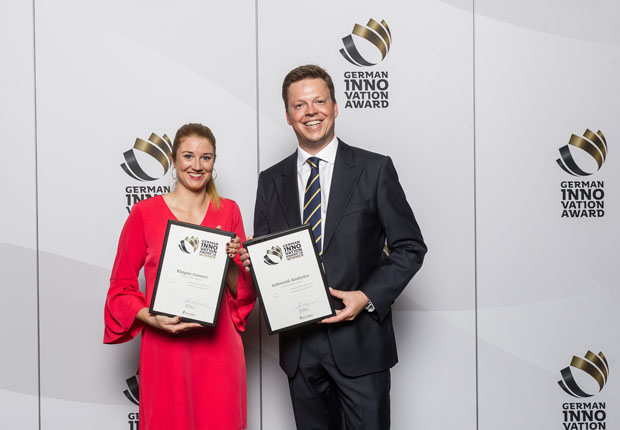 Freuten sich über die Ehrungen mit dem German Innovation Award 2018: Tosha Hübert, Marketing Managerin bei Weidmüller (li.) und Benjamin Hollmann, Leiter Marketing Management bei Weidmüller (re.) mit den Auszeichnungen für Klippon Connect und Industrial Analytics. (Foto: Weidmüller)