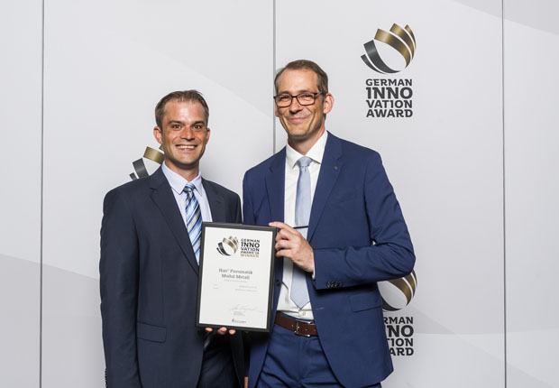 Frank Quast (rechts), Leiter Produktmanagement Installation, und Produktmanager Finn Timmermann freuen sich über den German Innovation Award. (Foto: HARTING)