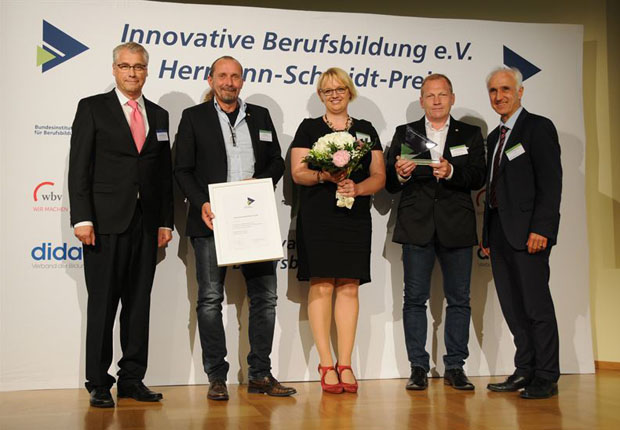 Hermann-Schmidt-Preis für nachhaltige Auszubildendengewinnung und Fachkräftebindung (v. l.): Prof. Dr. Friedrich Hubert Esser (BIBB-Präsident), Dirk Aßmann, Rabea Brammer-Surendorff, Matthias Niekamp (Betriebsratvorsitzender bei ASSMANN Büromöbel), Arndt Bertelsmann (1. Vorsitzender BIBB) (Foto: BIBB/Schmidt).