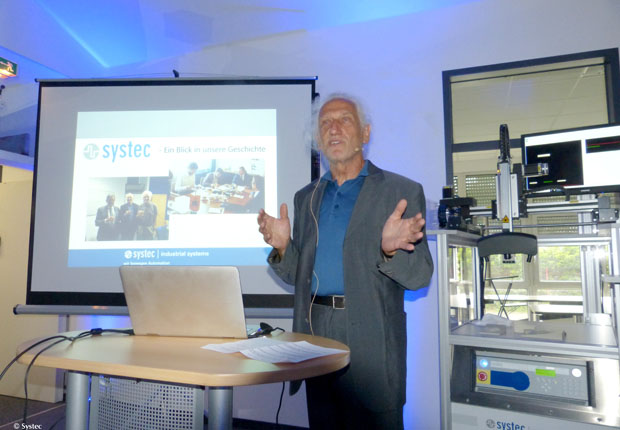 Mitgründer der Systec GmbH und Steuerungsentwickler Klaus-Gerd Schoeler blickte auf die Geschichte des 1980 gegründeten Unternehmens zurück. (Foto: Systec GmbH)