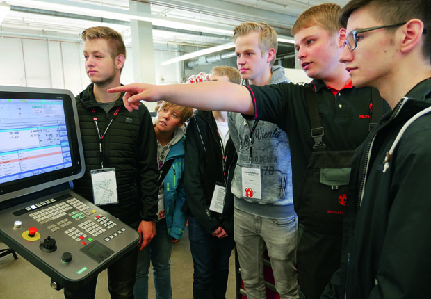 Schülerinnen und Schüler des Berufskollegs Rheine informieren sich bei W&H über das Berufsangebot des Maschinenbauers. (Foto Windmöller & Hölscher)
