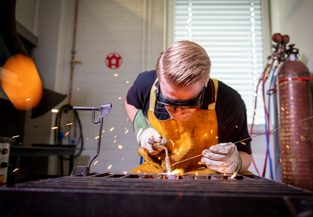 Windmöller & Hölscher bietet ein vielfältiges Ausbildungsangebot an – wie die Ausbildung zum Industriemechaniker (s. Bild) (Foto: Windmöller & Hölscher)