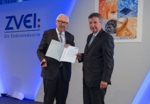 Michael Ziesemer, Präsident des Zentralverband Elektrotechnik- und Elektronikindustrie (li.), überreicht Weidmüller Aufsichtsratsmitglied Dr. Peter Köhler die Auszeichnung. (Foto: ZVEI / Mark-Bollhorst)