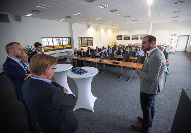 Wie schaffen Unternehmen Innovationen Dr. Arno Kühn, Geschäftsstellenleiter Digital in NRW in der Diskussion mit den Experten der Fachgruppe. (Foto: Digital in NRW)