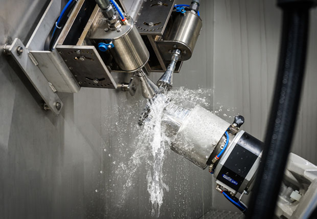 Die Hochdruckeinheit GeyserVM erzeugt einen Wasserdruck von bis zu 3.000 bar, der insbesondere zum Entgraten gezielt genutzt wird. (Foto: BvL Oberflächentechnik GmbH)