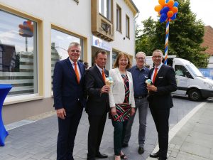 Freude über das neue Beratungscenter für Immobilien: Rainer Peters (Vorstandsvorsitzender Volksbank), Wolfgang Tiekötter (Leiter IVB), Bürgermeisterin Anne Rodenbrock-Wesselmann, Bauamtsleiter Jürgen Keil und Harald Herkströter (Volksbank-Vorstand und IVB- Geschäftsführer). (Foto: Volksbank Halle/Westf. eG)