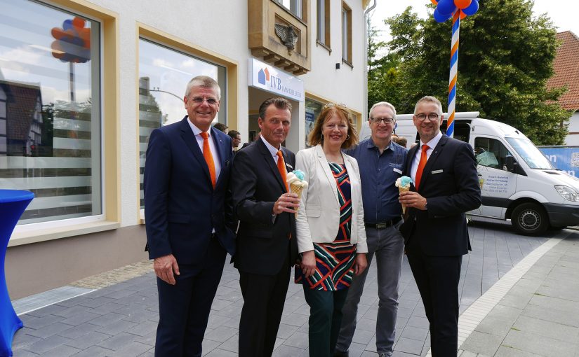 Freude über das neue Beratungscenter für Immobilien: Rainer Peters (Vorstandsvorsitzender Volksbank), Wolfgang Tiekötter (Leiter IVB), Bürgermeisterin Anne Rodenbrock-Wesselmann, Bauamtsleiter Jürgen Keil und Harald Herkströter (Volksbank-Vorstand und IVB- Geschäftsführer). (Foto: Volksbank Halle/Westf. eG)