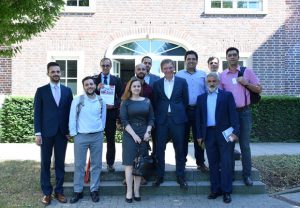 Uwe Rotermund spricht vor iranischen Geschäftsleuten über mitarbeiterorientierte Unternehmensführung. (Foto: noventum consulting)