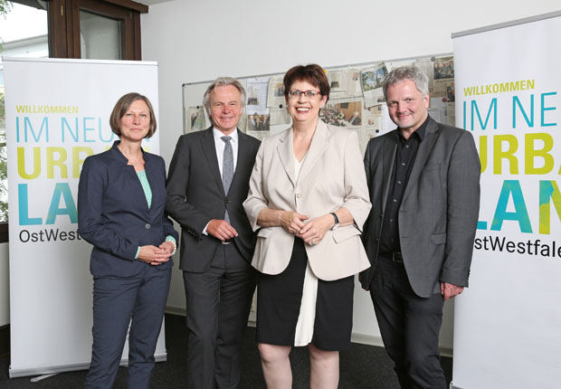 Niedersachsens Ministerin für Europa- und Bundesangelegenheiten und Regionale Entwicklung Birgit Honé (2.v.r.) sowie Prof. Dr. Rainer Danielzyk (1.v.r.), Generalsekretär der Akademie für Raumforschung und Landesplanung (ARL), Leibniz-Forum für Raumwissenschaften, informierten sich bei Herbert Weber, Geschäftsführer der OWL GmbH, und REGIONALE-Managerin Annette Nothnagel über die REGIONALE 2022 in OWL und das neue UrbanLand. (Foto: OWL GmbH)