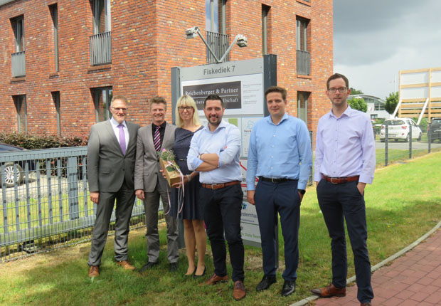 Fachbereichsleiter Ludger Tieke und Dietmar Lager von der Wirtschaftsförderung der Stadt Lingen gratulierten den Partnern (v. li.) Sandra Reichenberger, Alexander Reichenberger, Ludgerus Hölscher und Sebastian Behnen. (Foto Stadt Lingen Ems)