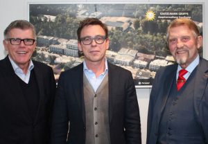 Unternehmer Paul Gauselmann (r.) und Manfred Stoffers (l.), Vorstand Marketing, Kommunikation und Politik, mit Markus Rejek, Geschäftsführer DSC Arminia Bielefeld, am Unternehmensstandort der Gauselmann Gruppe in Espelkamp. (Foto: Gauselmann)