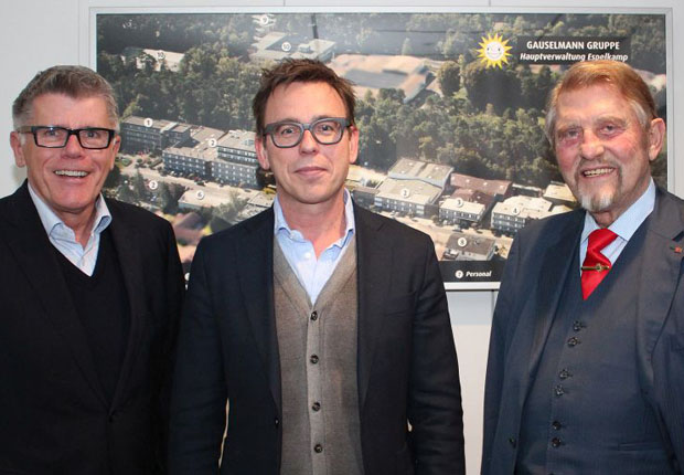 Unternehmer Paul Gauselmann (r.) und Manfred Stoffers (l.), Vorstand Marketing, Kommunikation und Politik, mit Markus Rejek, Geschäftsführer DSC Arminia Bielefeld, am Unternehmensstandort der Gauselmann Gruppe in Espelkamp. (Foto: Gauselmann)