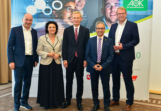 AOK – Gemeinsam für eine gesunde digitale Arbeitswelt: (v.l.) Dr. Volker Müller, Dr. Carola Reimann, Dr. Jürgen Peter, Dr. Mehrdad Payandeh und Stefan Muhle. (Foto: AOK)