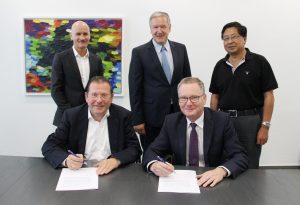 Unterzeichnung der Kooperationsvereinbarung: Andreas Rau, Thomas Rilke, Klaus Hengsbach, Roland Bent , Dr. Pinsheng Du. (Foto: PHOENIX CONTACT)