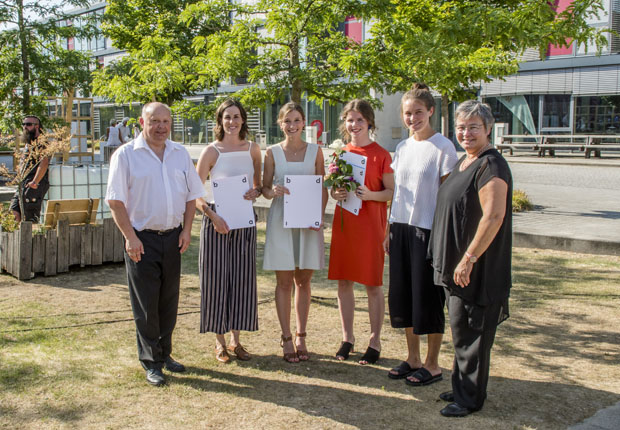 Die Absolventinnen Maria Gerbaulet und Karina Müller erhielten den Preis des Bunds deutscher Innenarchitekten, eine Anerkennung bekam Julia Wall. Es gratulierten für die Jury Karin Michels (Landesvorstand BDIA NRW, re.), Thomas Geppert (BDIA, li.) und Jana Stumpe (2. v. re). (Foto: Korth/HS OWL)