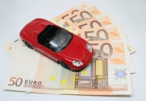 Können Dienstwagen für Angehörige mittelständischer Betriebe als Betriebsausgaben abgerechnet werden? (Foto: ElisaRiva/ pixabay)