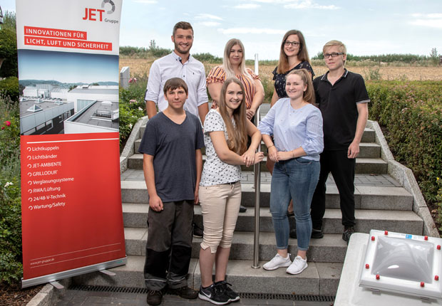 Angehende Industriekaufleute, Technische Produktdesigner und Metalltechniker: Am 1. August starteten bundesweit zehn neue Auszubildende bei der JET-Gruppe, davon sieben allein in Hüllhorst. (Foto: JET-Gruppe)