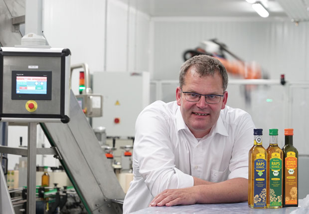 Geschäftsführer Bernd Kleeschulte zeigt das Bürener Rapskernöl ‚Moritz‘ im gerade neu erstellten Design. (Foto: ProjectPartner Dirk Kleeschulte)