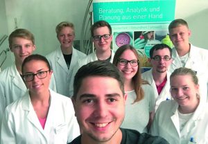 Smile! Simon Krewerth schoss ein Selfie von der munteren Truppe neuer Auszubildender bei WESSLING. (Foto: WESSLING)