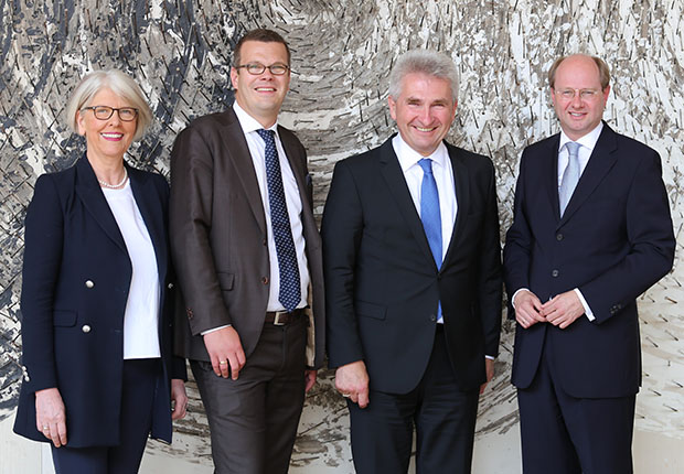 Zur Glasfaserinfrastruktur – (v.l.) gfw-Geschäftsführerin Petra Michalczak-Hülsmann, FDP-Landtagsabgeordneter Markus Diekhoff, Prof. Dr. Andreas Pinkwart, Wirtschaftsminister NRW und Landrat Dr. Olaf Gericke. (Foto: gfw)