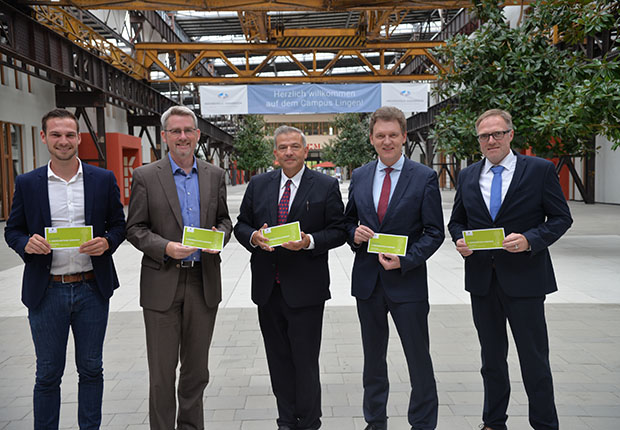 Laden herzlich ein zum Wirtschaftstag Nordwest auf dem Campus Lingen: (v. li.) Jens Schröder von der Wirtschaftsförderung Lingen, der Geschäftsführer der Ems-Achse Dr. Dirk Lüerßen, der Dekan der Fakultät Management, Kultur und Technik, Prof. Dr. Thomas Steinkamp, Oberbürgermeister Dieter Krone und der Leiter der Wirtschaftsförderung der Stadt Lingen, Ludger Tieke. (Foto: Stadt Lingen Ems)