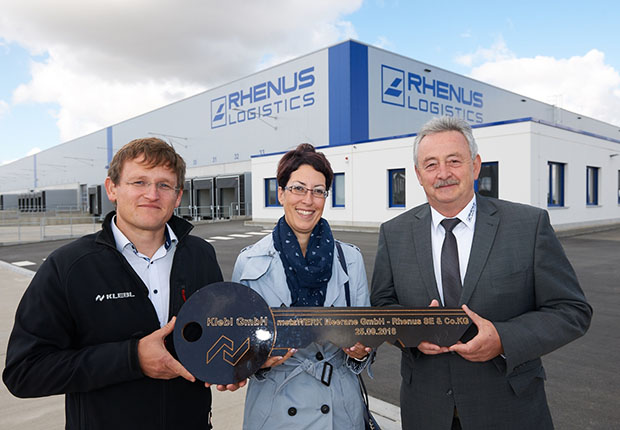 Ralf Vogel, Prokurist der Klebl GmbH; Cathleen Frost, Geschäftsführerin der metaWERK Meerane GmbH; Frank Frenzel, Niederlassungsleiter der Rhenus Warehousing Solutions in Meerane. (Foto: Rhenus SE & Co. KG)