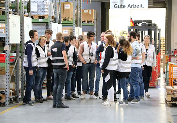 Gut informiert über gute Ausbildungsmöglichkeiten wurden Schülerinnen und Schüler aus der Region auf Einladung des IAV bei ASSMANN Büromöbel in Melle. (Foto: Eritt)