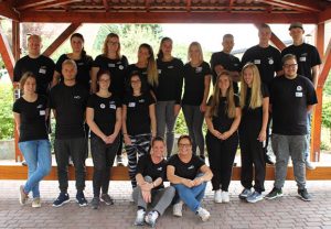 Erfolgreiches Teamtraining. Die Auszubildenden gemeinsam mit den Mitarbeiterinnen des CAL e.V. Eva-Maria Iselin und Dunja Weidmann (v.l.i.V.) im Becker Outdoorcamp am Möhnesee. (Foto: CAL e.V.)