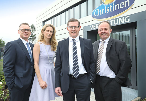 Guido Grebe (2.v.r.) mit dem neuen Führungsteam bei Christinen Brunnen. (v.l.) Axel Niedermark, Tanja Westkämper und Soenke Tedsen. (Foto: Christinen Brunnen)