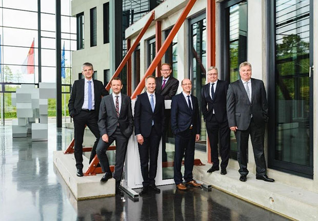 Die Geschäftsführung der Goldbeck GmbH, (v.l.:) Hans-Jörg Frieauff, Oliver Schele, Jörg-Uwe Goldbeck, Jan-Hendrik Goldbeck, Lars Luderer, Uwe Brackmann und Uwe Kamann. (Foto: Goldbeck)