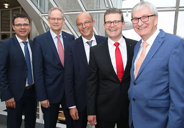 GILDE-Gesellschafter und -Geschäftsleitung: (v.l.) GILDE-Prokurist Thorsten Brinkmann, Axel Martens (IHK Lippe zu Detmold), Detmolds Bürgermeister Rainer Heller, Arnd Paas (Sparkasse Paderborn-Detmold), GILDE-Geschäftsführer Rolf Merchel (Foto: Gilde)