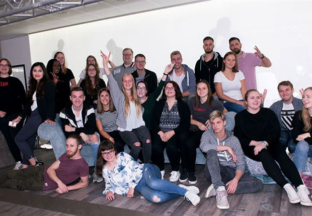 Start für die Ausbildung in drei spannenden Berufen: Mit den neuen Azubinen und Azubis beginnt im September der 100ste junge Mensch seine Ausbildung in der KOMM.AKADEMIE in Osnabrück. (Foto: Markus Dömer)