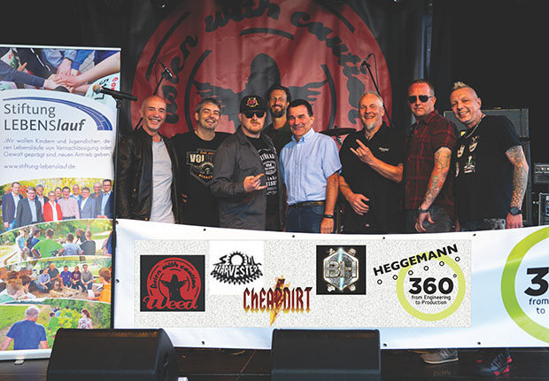 Rockfest für den guten Zweck bei HEGGEMANN: (v.l.n.r.) Robert Heggemann (Inhaber), Peach (Weed-Bandmitglied und Heggemann-Mitarbeiter), Uli (Weed), Dr. Christian Howe (Vorstand Heggemann AG), Mathias Hornberger (Stv. Vorsitzender Stiftung Lebenslauf), Carlos (Weed und Heggemann), Kraut (Weed), Kraner (Weed und Heggemann). (Foto: Heggemann)