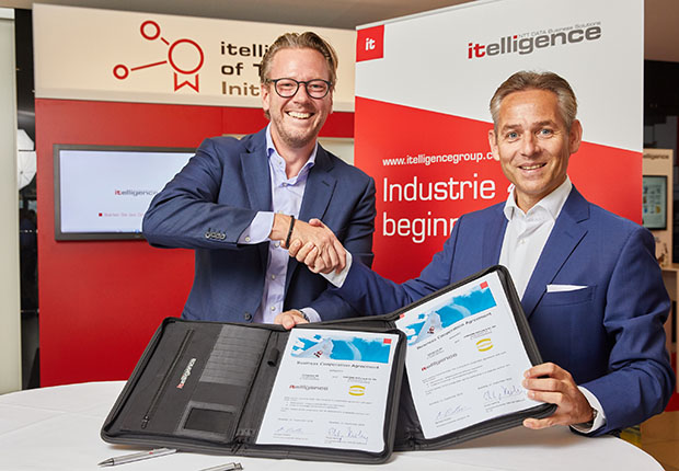 Unterzeichnung der neuen Partnerschaft auf der itelligence World durch Philip Harting, Vorstandsvorsitzender der HARTING Technologiegruppe, und Norbert Rotter (rechts), Vorstandsvorsitzender der itelligence AG. (Foto: HARTING)