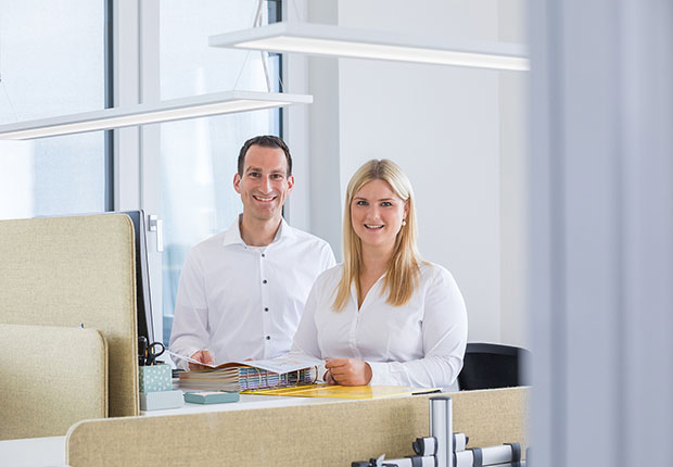 Neu im Team der Sita Bauelemente GmbH: Ronja Räckers, Marketing (B.A.) |und Produktmanager Christian Behr (B.Eng.). (Foto: Sita)