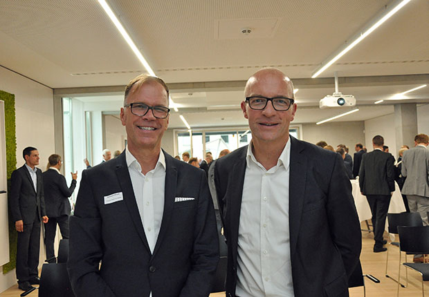 Dr. Thomas Robbers (r.), Geschäftsführer der Wirtschaftsförderung Münster GmbH, und Architekt Andreas Heupel beim Business Breakfast im H7 am Hafen. (Foto: WFM Münster)