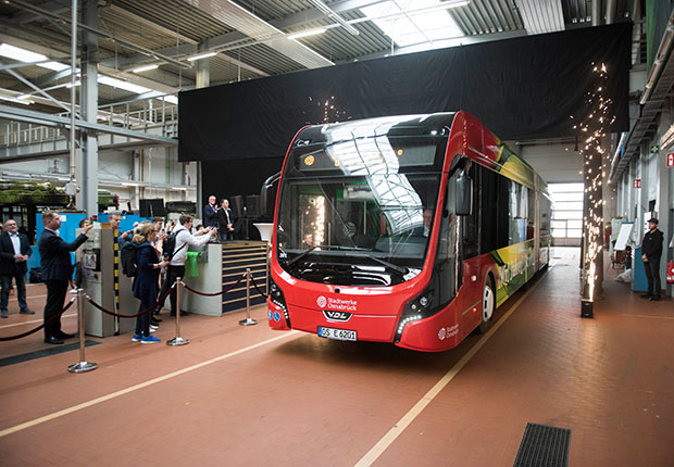 Vorhang auf für den ersten neuen E-Bus. (Foto: Stadtwerke Osnabrück / Uwe Lewandowski)