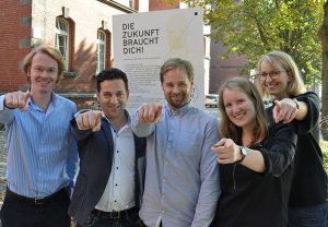 Die Zukunft braucht dich! Die Projektbeteiligten von Apokalypse Münsterland rufen Museumsbesucher zum Mitmachen auf (v.l.): Konrad Schneidenbach (FabLab Münster), Prof. Ulrich Blum (MSA), Christian Vogler (BOK + Gärtner GmbH), Antje Kerkmann (MSA), Kathrin Strotmann (Münsterland e.V). Projektbeteiligte (Foto: Münsterland e.V.)